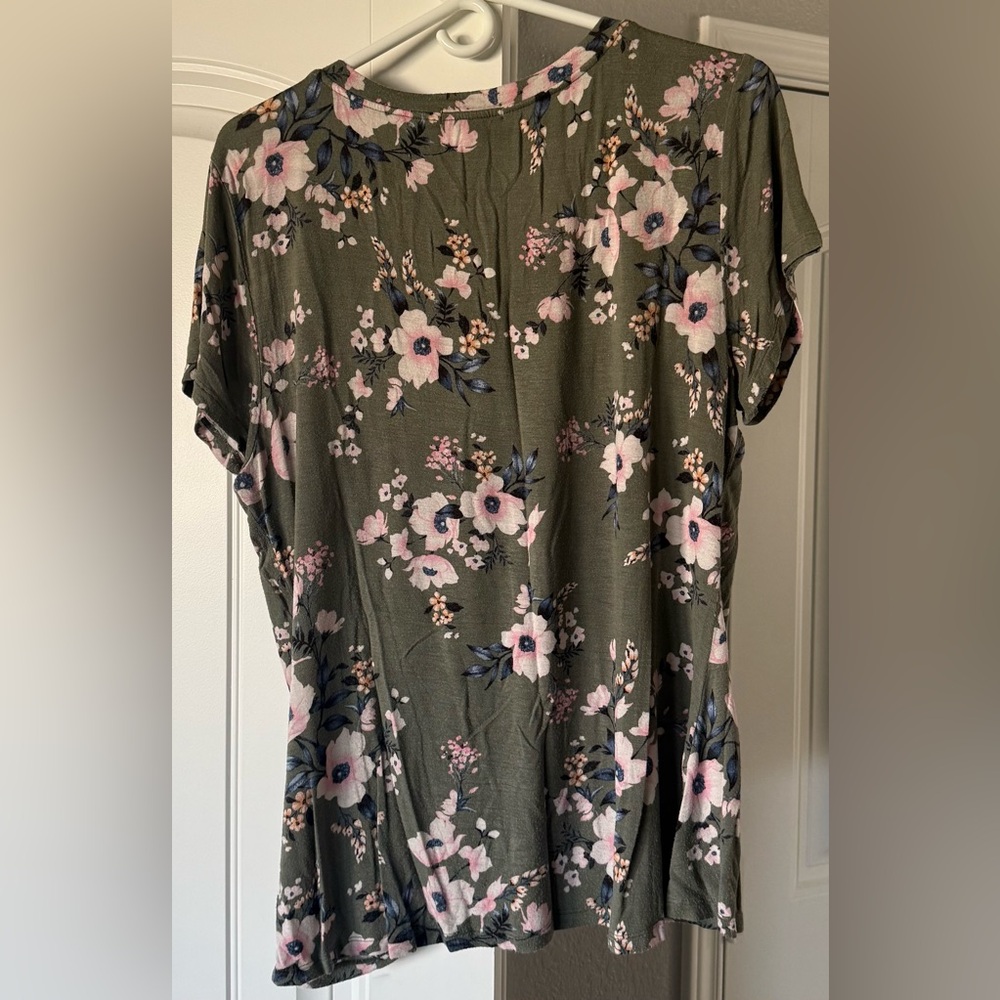 nine britton Olive Green Floral Twist-Front Short Sleeve Tunic - Picture 2 of 3